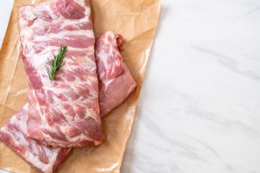 Taze Çiğ domuz kaburga malzemelerle