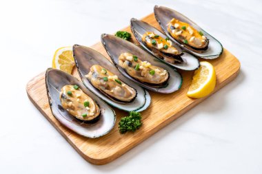 deniz ürünleri midye limon ve sarımsak ile