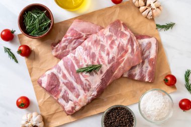 Taze Çiğ domuz kaburga malzemelerle