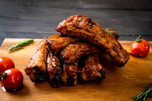 Gegrilde Barbecue Ribbetjes Varkensvlees Met Rozemarijn Tomaten — Stockfoto