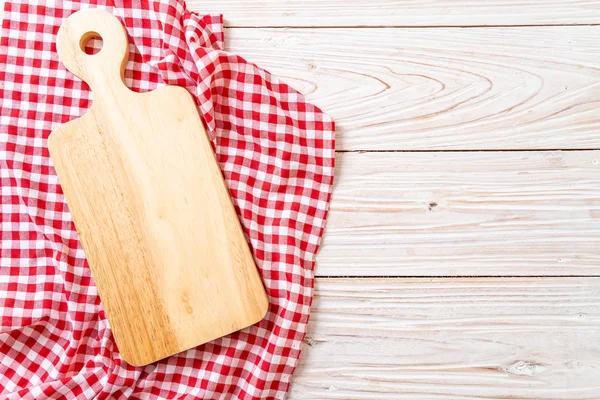 Kosong Memotong Papan Kayu Dengan Kain Dapur Latar Belakang Kayu — Stok Foto