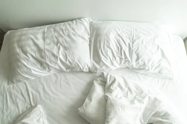 Белая Подушка Кровати Морщинистым Одеялом Спальне — стоковое фото