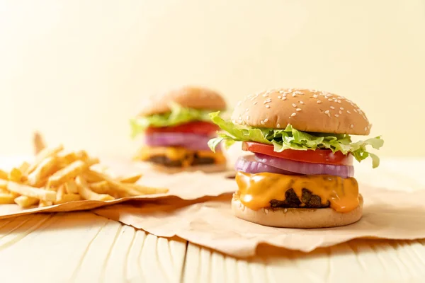 Hamburguesa Carne Fresca Sabrosa Con Queso Papas Fritas Sobre Fondo — Foto de Stock