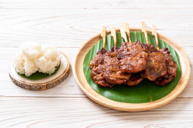 Beyaz pilavlı ızgara süt domuzu. Tayland sokak yemeği tarzı.