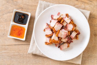 Kıtır kıtır domuz eti mi yoksa kızarmış domuz eti mi?