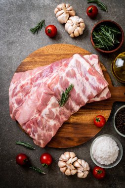 Taze Çiğ domuz kaburga malzemelerle