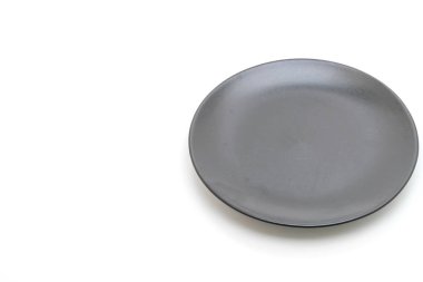 boş siyah plaka ve beyaz arka plan üzerinde izole kase