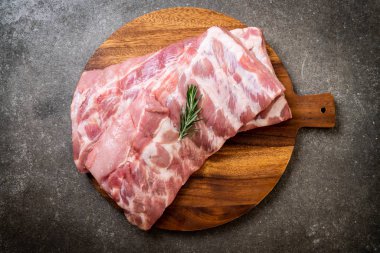 Taze Çiğ domuz kaburga malzemelerle