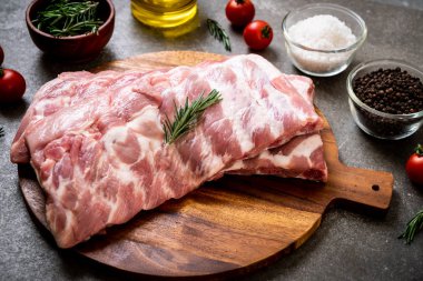 Taze Çiğ domuz kaburga malzemelerle