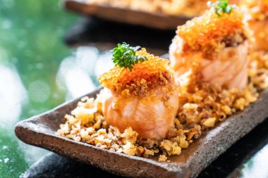 Somon suşi rulo soslu - Japon gıda tarzı