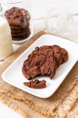 ahşap zemin üzerine çikolata parçaları ile çikolata kurabiye