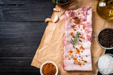Taze Çiğ domuz kaburga malzemelerle kavurma için hazır