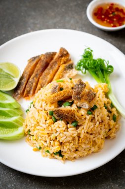 gevrek gurami balığı - Asya gıda tarzı ile kızarmış pilav