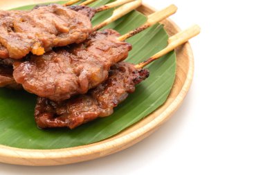 Beyaz arka planda beyaz yapışkan pirinç ile ızgara süt domuzu.