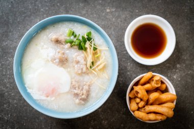 Kase içinde kıymalı pirinç lapası Asya usulü kahvaltı.