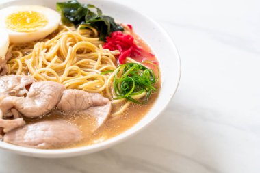 domuz eti ve yumurta - Japon tarzı ile TONKOTSU ramen erişte