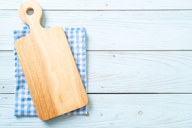 ahşap arka plan üzerinde mutfak bezle ahşap tahta boş kesme