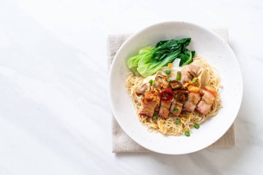 gevrek domuz yağı ve mantı - Asya gıda tarzı ile yumurta şehriye çorbası