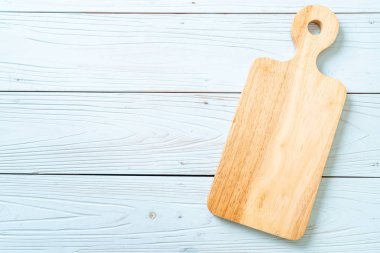 ahşap arka plan üzerinde mutfak bezle ahşap tahta boş kesme