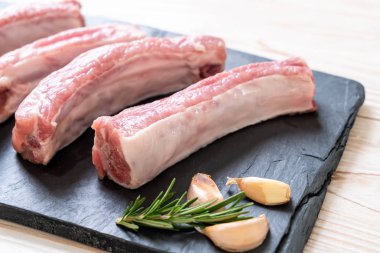 Taze Çiğ domuz kaburga üzerinde kara tahta malzemelerle