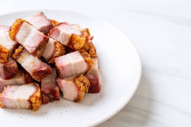 Kıtır kıtır domuz eti mi yoksa kızarmış domuz eti mi?