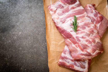 Taze Çiğ domuz kaburga malzemelerle