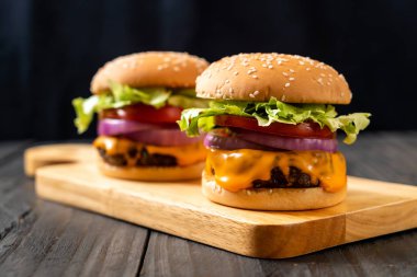 taze lezzetli biftek burger peynir ve patates kızartması ahşap arka plan üzerinde