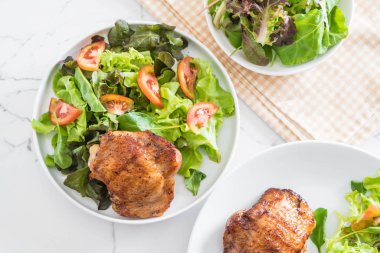 ızgara tavuk biftek tabakta sebze salatası ile