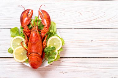 taze Haşlanmış istakoz sebze ve limon ile