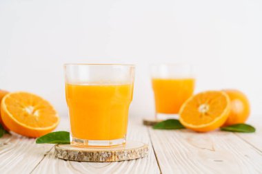 Ahşap arka plan - sağlıklı içecek üzerinde taze portakal suyu
