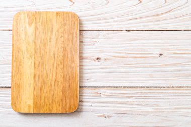 ahşap arka plan üzerinde mutfak bezle ahşap tahta boş kesme