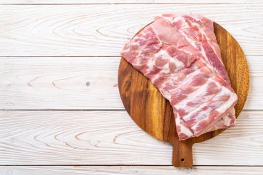 Taze Çiğ domuz kaburga malzemelerle