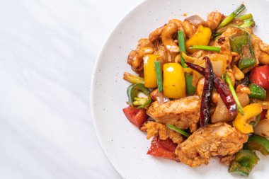 Kaju fıstığı - Asya gıda ile tavada kızartılmış tavuk