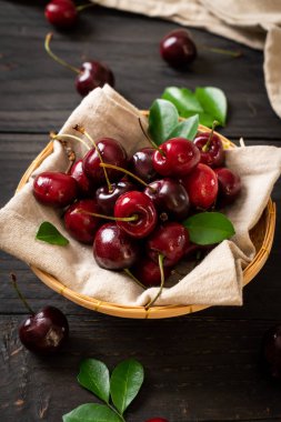 Ahşap arka planda taze kirazlar