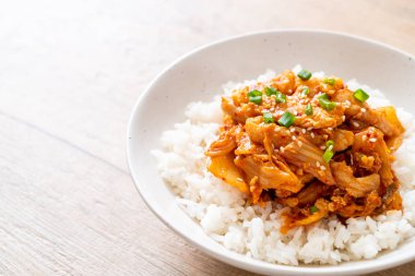 Pirinçli kimchi ve domuz kızartması. Kore usulü.