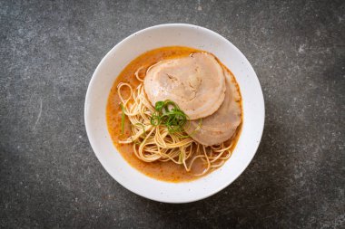chaashu domuz eti - Japon tarzı ile TONKOTSU ramen erişte