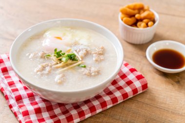 Kase içinde kıymalı pirinç lapası Asya usulü kahvaltı.