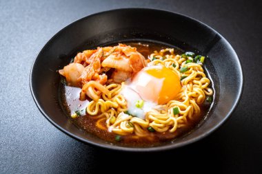 Kimchi ve yumurta - Korece ramen tarzı ile Kore anlık erişte