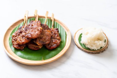 Beyaz pilavlı ızgara süt domuzu. Tayland sokak yemeği tarzı.