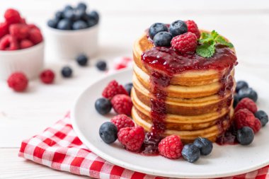 Taze ahududu ve yabanmersinli gözleme.