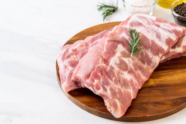 Taze Çiğ domuz kaburga malzemelerle