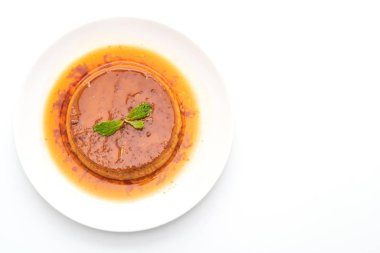 Ev yapımı karamel kremalı puding beyaz arka plan üzerinde izole