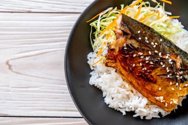 saba balık tepesinde tabağı - Japon tarzı üzerinde teriyaki soslu ızgara