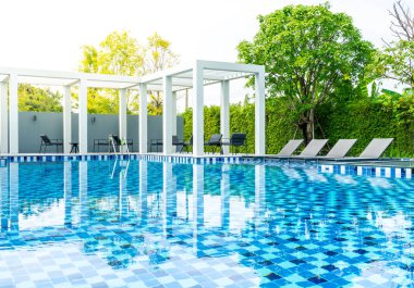 Otel ve tatil seyahat ve tatil için açık yüzme havuzunda havuzuyla yatak