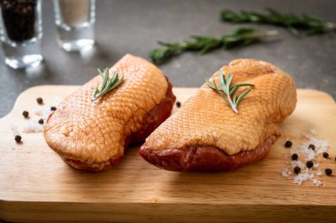 taze çiğ ördek göğsü malzemelerle ahşap tahta üzerinde