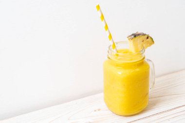 Tahta masada taze ananas suyu bardağı - Sağlıklı içecek