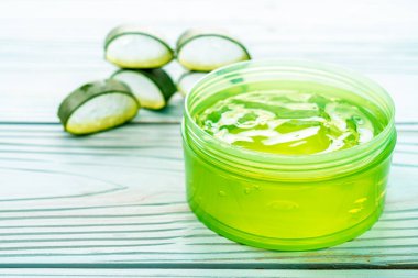 aloe vera jeli ve ahşap zemin dilimlenmiş.