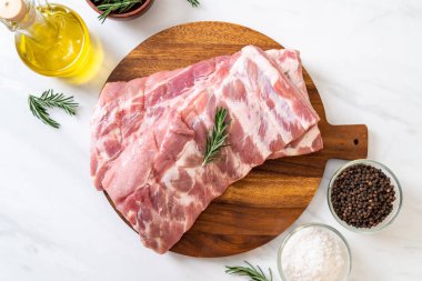 Taze Çiğ domuz kaburga malzemelerle