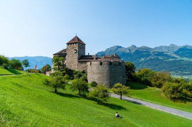 Güzel mimari Kalesi'nde Vaduz, Liechtenstein Prens mavi gökyüzü ile resmi konutu