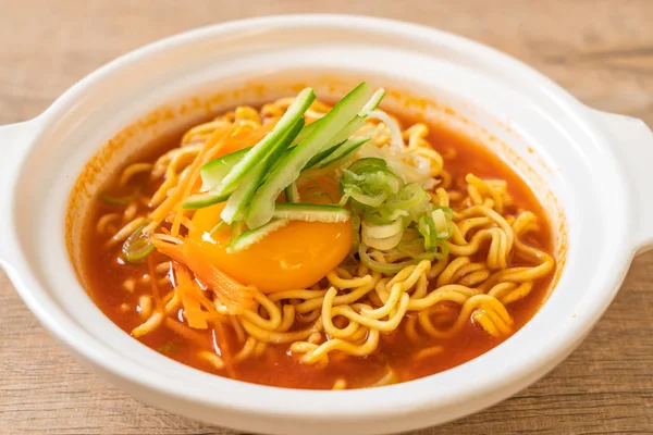 Mie Instan Pedas Korea Dengan Telur Sayuran Dan Kimchi Gaya — Stok Foto